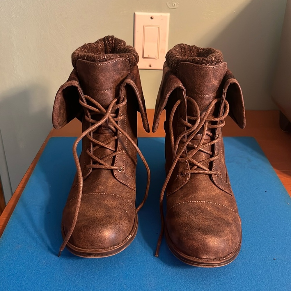 Size 9 women’s lace up boots